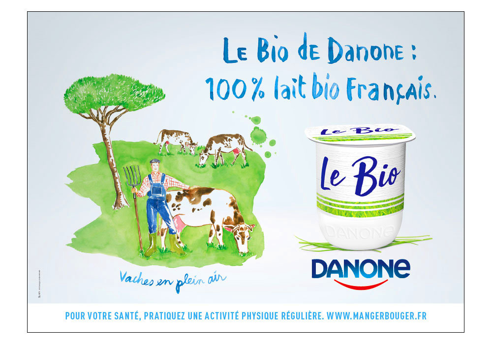 Affiche horizontale Le >Bio de Danone représentant un yaourt et le fermier dans un champ avec ses vaches